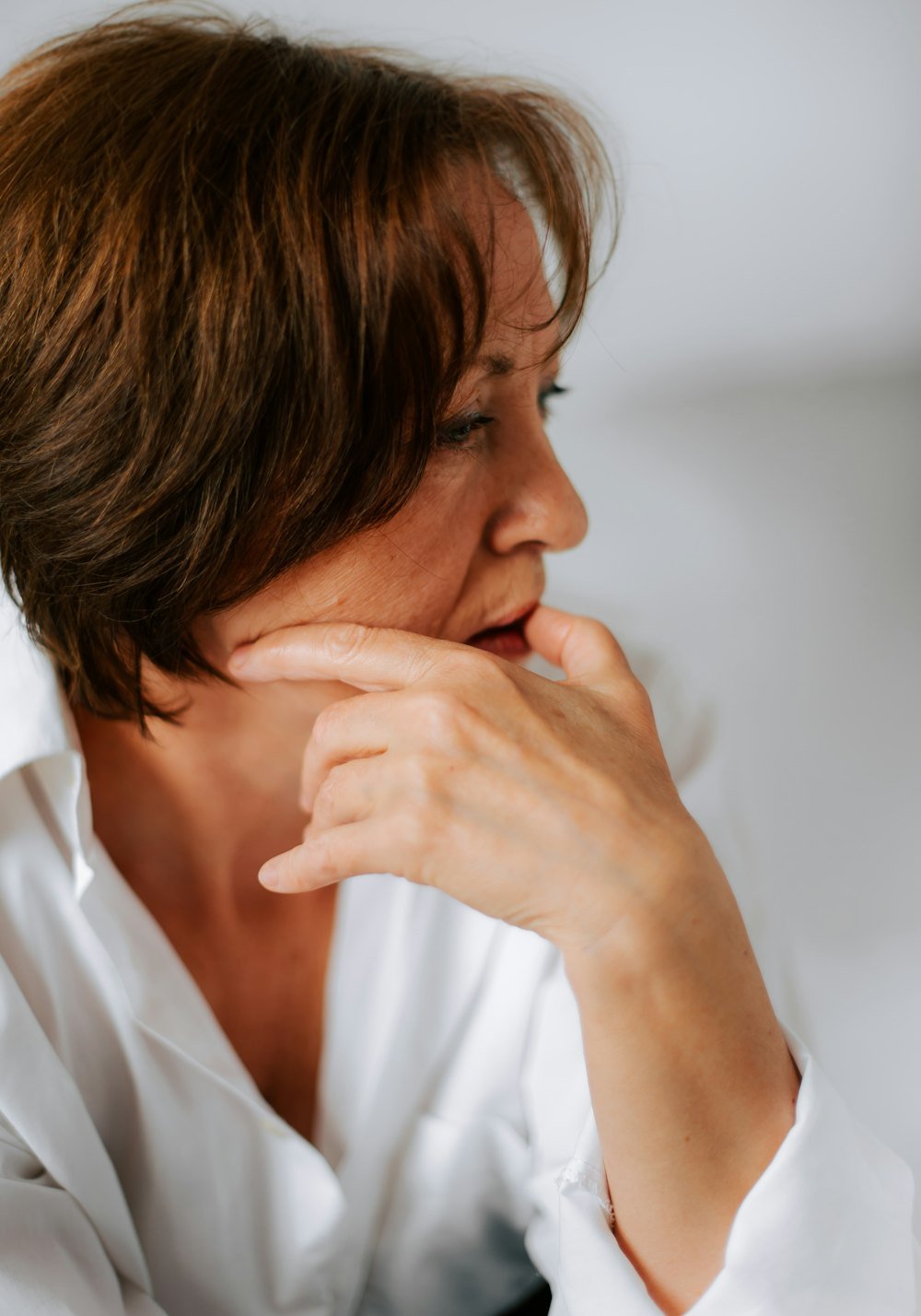 Mulher em consulta de avaliação hormonal na menopausa