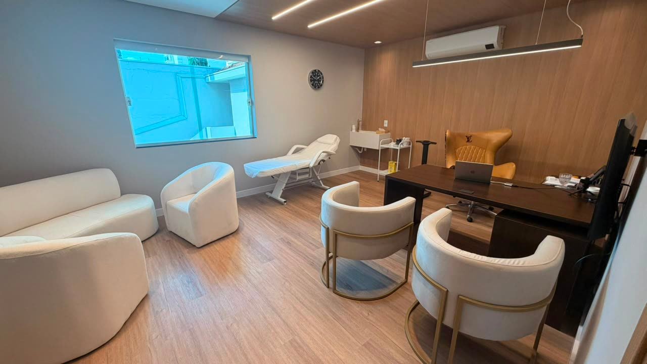 Corredor e consultórios da clínica